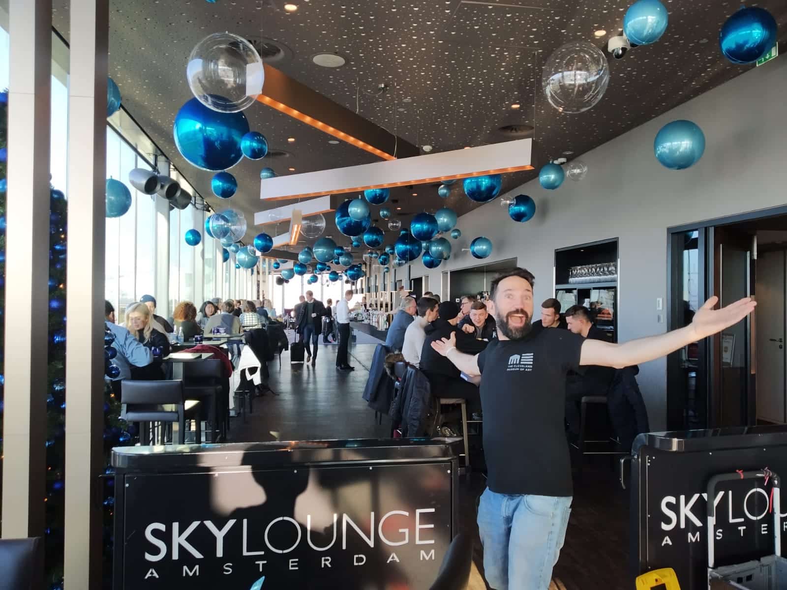 Micha posing beneath custom blue balloon decoration at SkyLounge Amsterdam (2019)