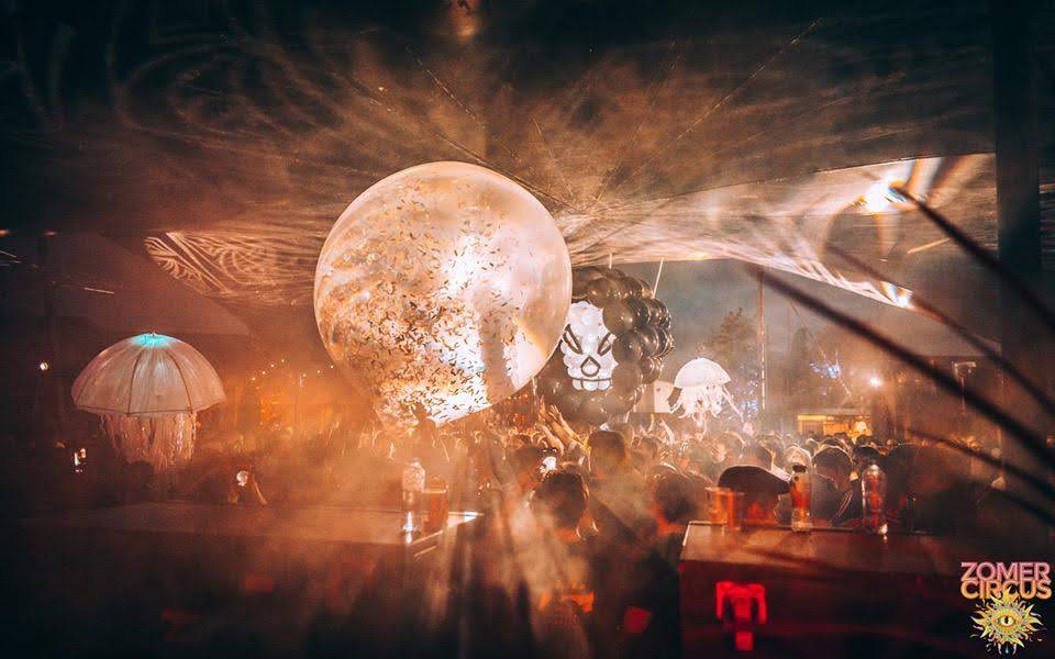 Giant confetti ball, skull and jellyfish balloon above festival crowd at Zomer Circus in Amsterdam (2019) — Master Blaster — Titans of Air