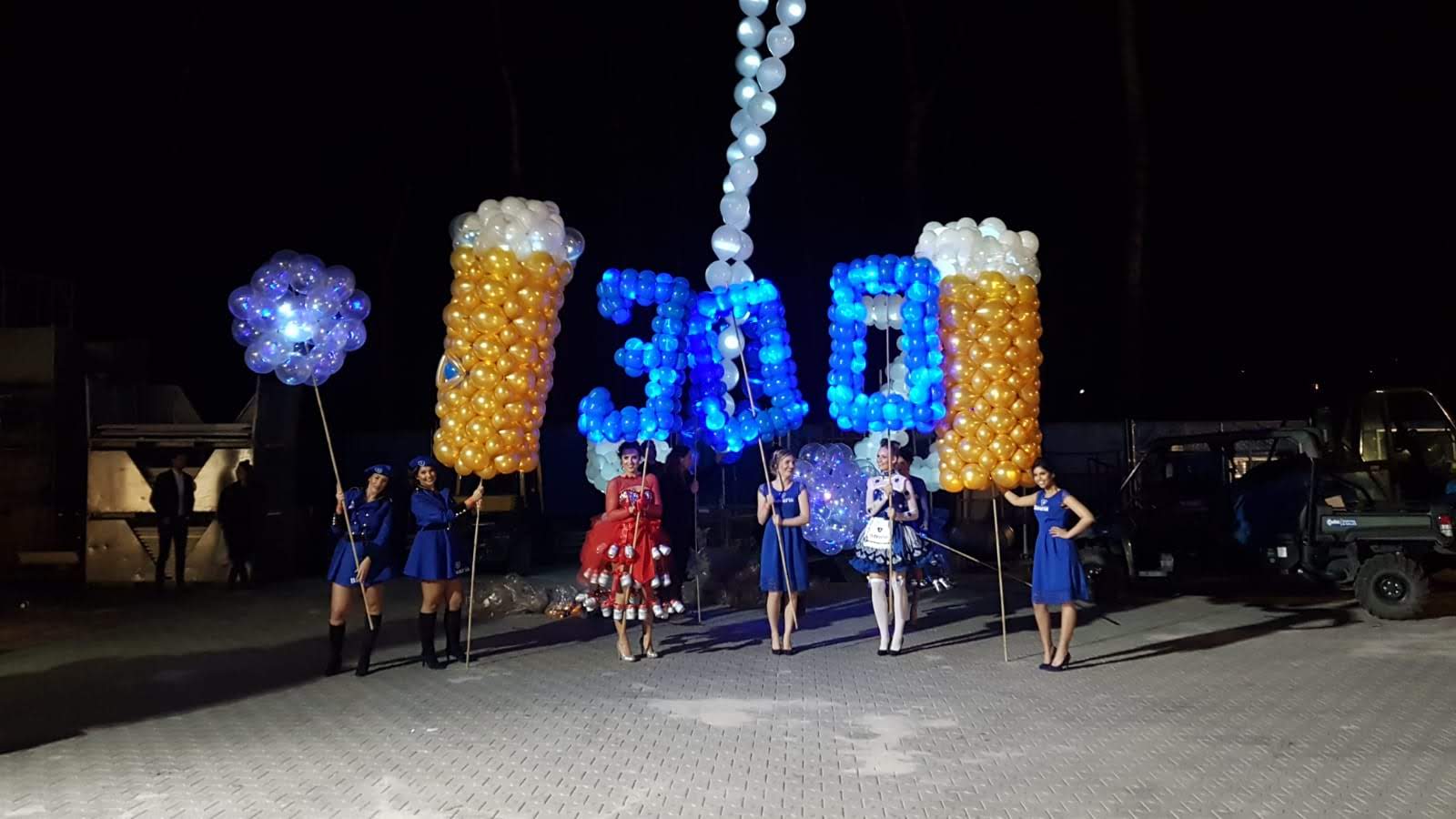 Large balloon beer glasses filled to the brim as part of the Bavaria 300 Jaar brand activation in Lieshout (2019)