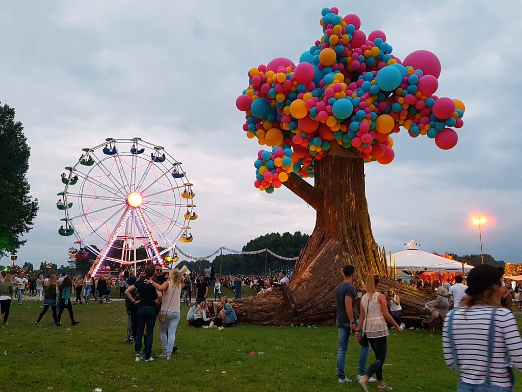 Balloon tree sculpture at outdoor festival — Light Art & Sculptures